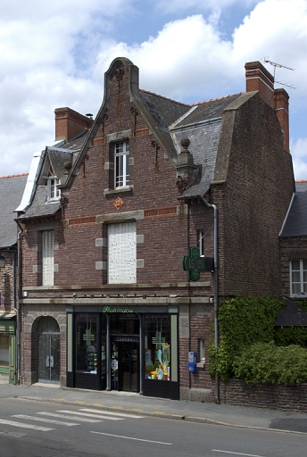 Vue générale sud ; Le Bourg : ancienne Pharmarcie Dubreuil