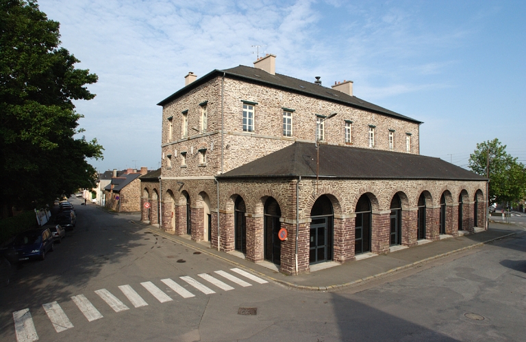 L'ancienne mairie - halles - justice de paix ; Vue générale nord-ouest ; L'ancienne mairie-halles-justice de paix