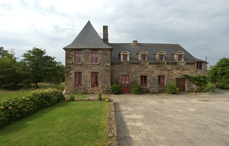 Vue générale nord ; Le manoir de la Chèze