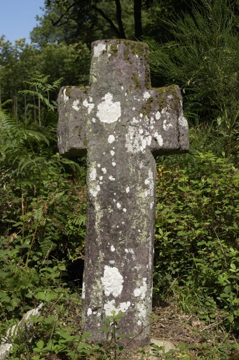 La croix de Gabriel Bégace ; Vue générale sud-ouest ; La croix de Gabriel Bégace