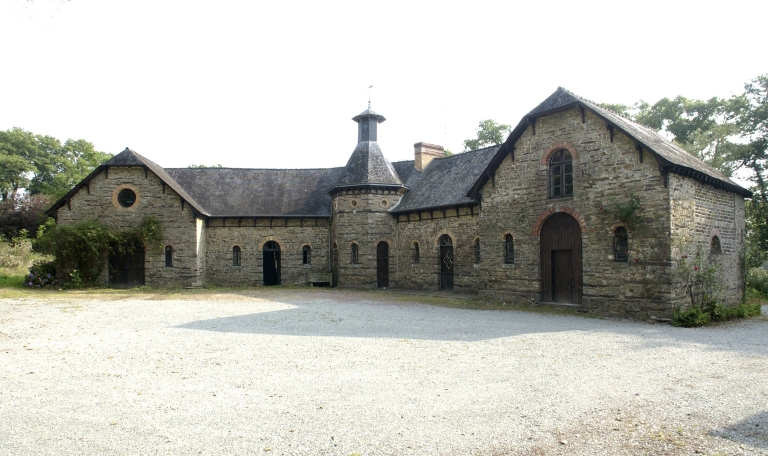 Façade sur cour : vue générale sud-ouest ; Les Hayes, ferme modèle du château