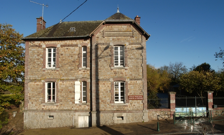 Vue générale ouest ; L'ancienne école publique