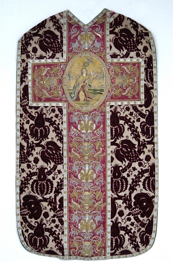 Ornement rouge 1 : chasuble, étole, manipule, voile de calice, bourse de corporal
