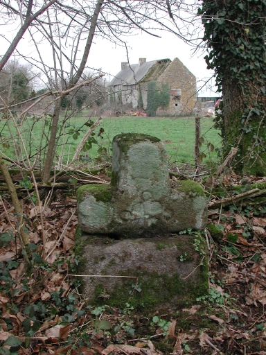 Le Breil, manoir et ancienne croix de chemin ; Vue générale ; Le manoir du Breil