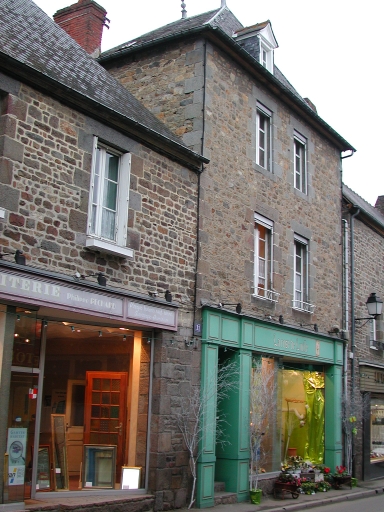 Vue générale sud : maison à droite de l'image