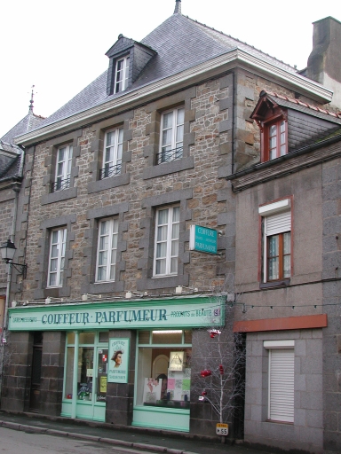 Vue générale nord-ouest et sa façade en granite reprise à la fin du 19e siècle (2002).