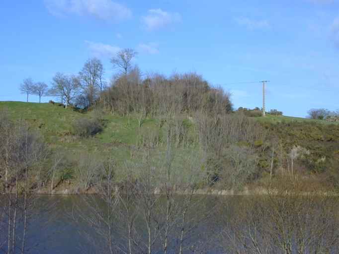 La motte dominant l'étang : vue de situation sud ; La butte du Tertrais : vue de situation sud