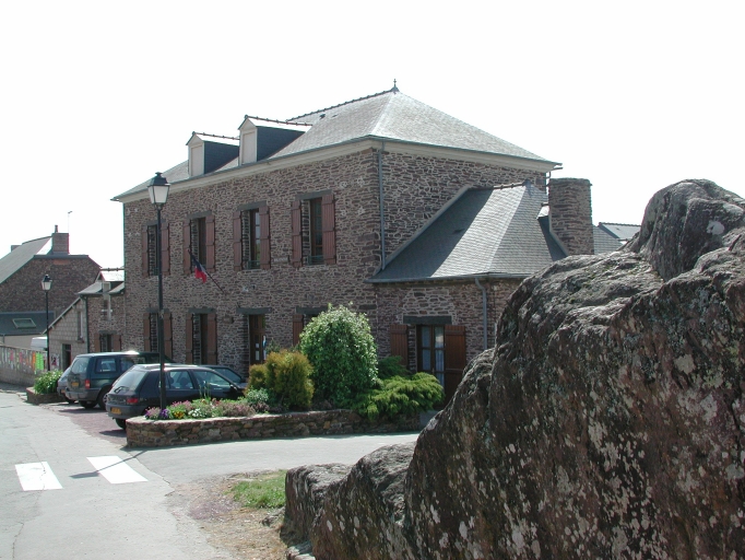 Vue générale nord-est ; Mairie-école, actuellement mairie - Vue générale nord-est
