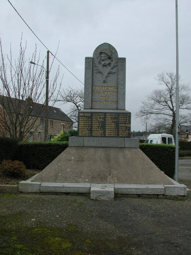 Vue générale est ; Le monument aux morts de la Grande Guerre
