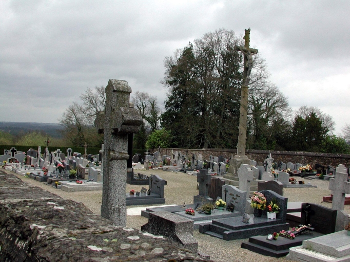 Vue générale sud-ouest ; Le cimetière du village et sa croix