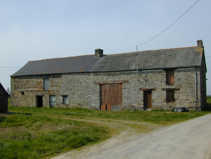 Vue générale sud : ferme à droite de l'image