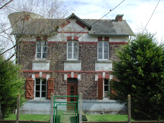 Vue de la façade ouest ; L'ancienne école communale de jeunes filles