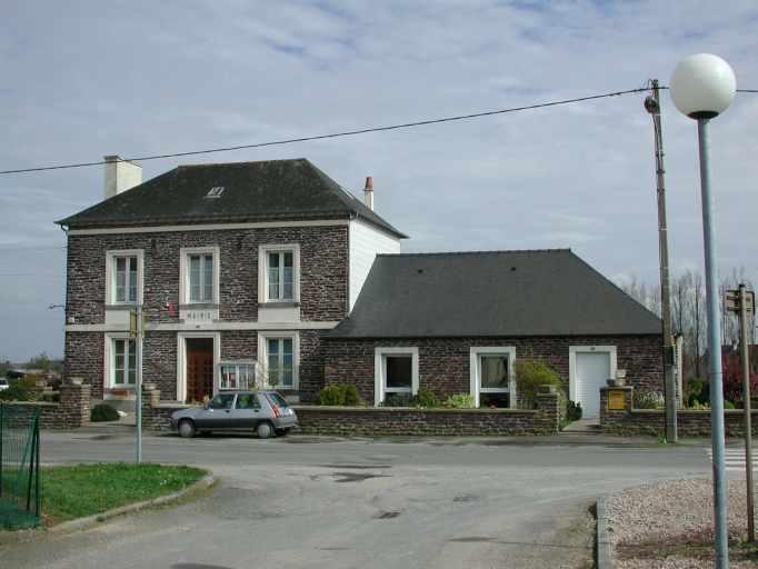 Vue générale ouest ; La mairie et la poste