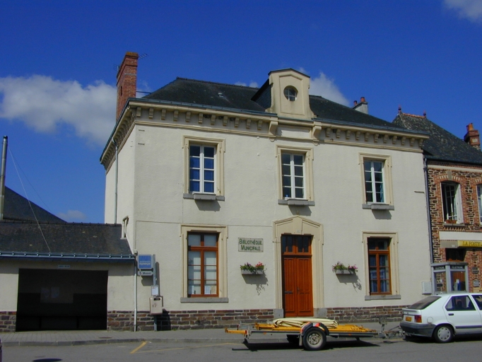 L'ancienne mairie, élévation antérieure sur la place : vue générale sud-est