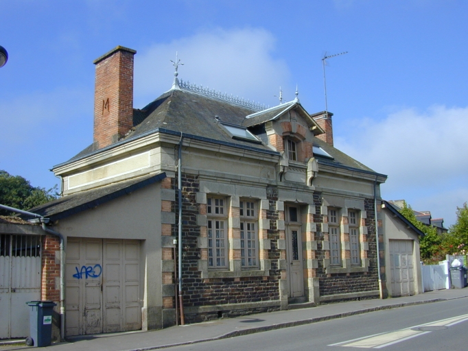 L'ancienne mairie ; Vue générale nord-est ; La nouvelle mairie bâtie en 1909