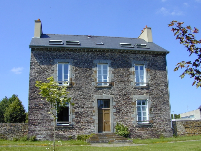 Vue générale sud ; Le bourg, presbytère construit au milieu du 19e siècle