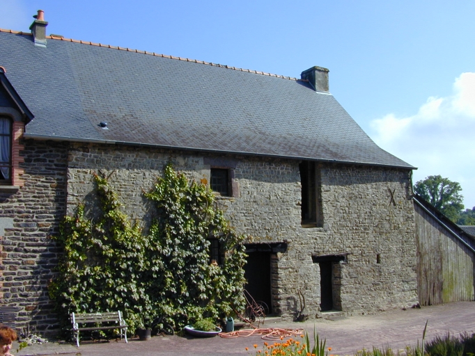 Vue générale sud ; Le bourg, maison ou ferme du 17e siècle aux armes du prieuré de Maxent
