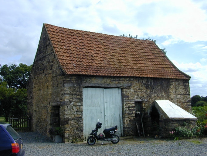 Vue générale nord-est ; Le Noyer, grange-remise bâtie vers 1800