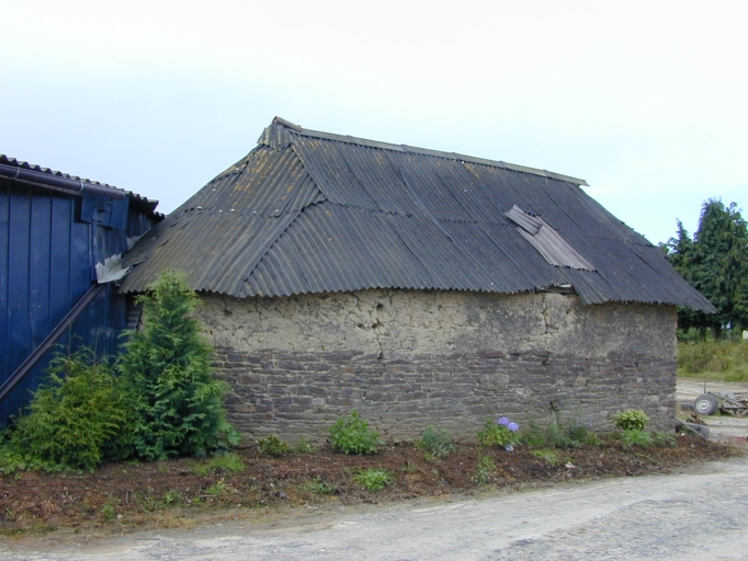Vue générale nord-est ; Télohic, grange-remise à abside construite au 18e siècle