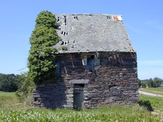 Vue générale sud ; Les Closiaux, maison du 17e siècle