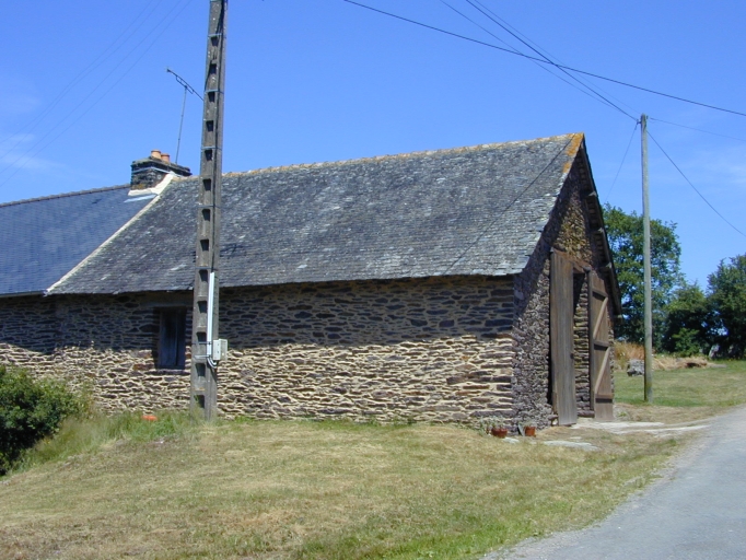 Vue générale sud-est ; Psihan, grange-remise figurée sur le cadastre de 1823