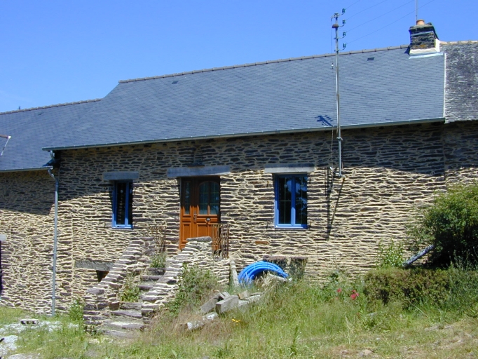 Vue générale sud-est ; Psihan, maison sur rez-de-chaussée surélevé bâtie vers 1800