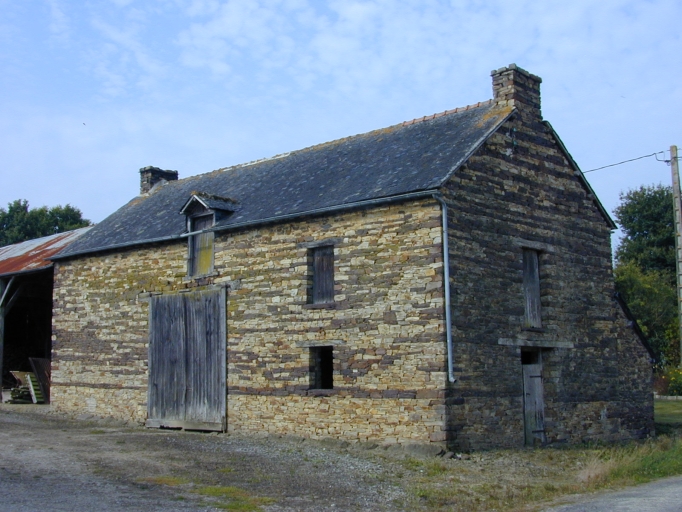 Vue générale nord-est ; Le Bas Coudray, exceptionnelle grange-étable construite au début du 20e siècle