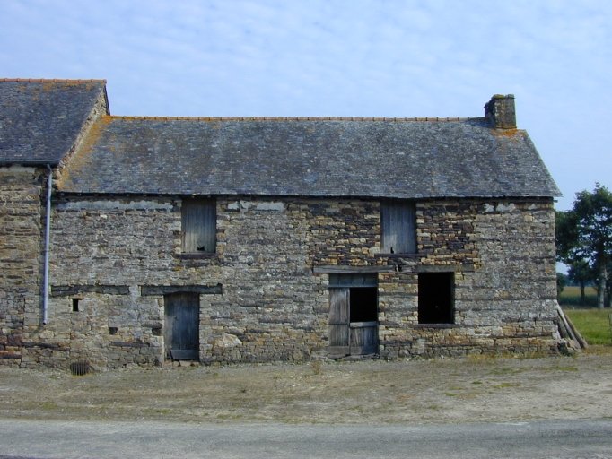 Vue générale sud ; Le Bas Coudray, logis-étable du 18e siècle