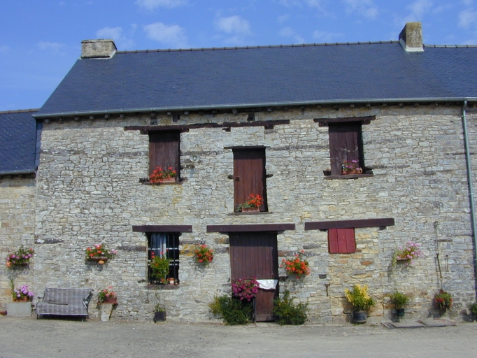 Vue générale sud ; Laudigerais, rare exemple de maison à étage à la campagne