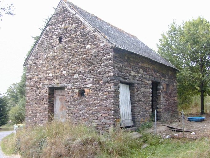 Vue générale sud-ouest ; La Gouannière, refuge à porcs