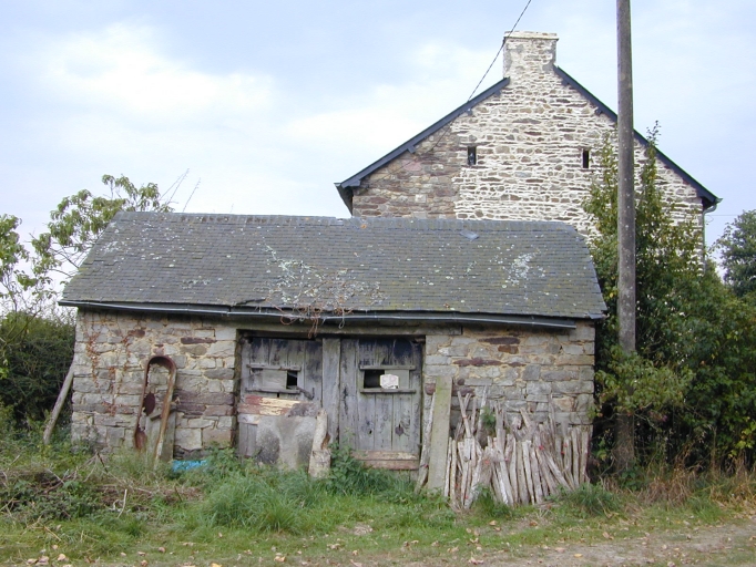 Vue générale ouest ; Les Cheintes, refuge à porcs