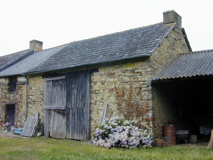 La grange : vue générale sud-est ; Vue générale sud-est ; Laimeheuc, grange-remise bâtie au milieu du 19e siècle