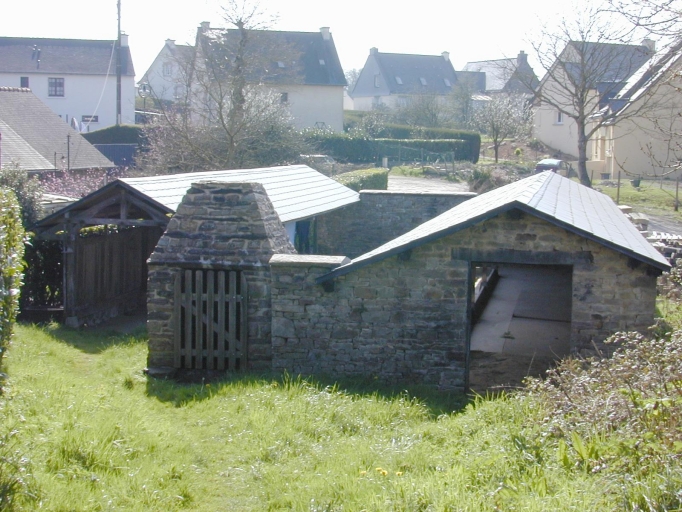 Vue générale est ; Le lavoir de Béniguet