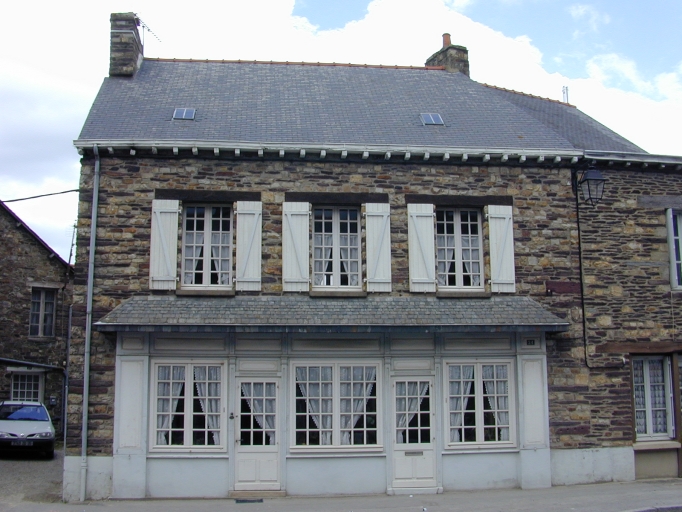 Vue générale sud ; Le Bourg : ancien restaurant