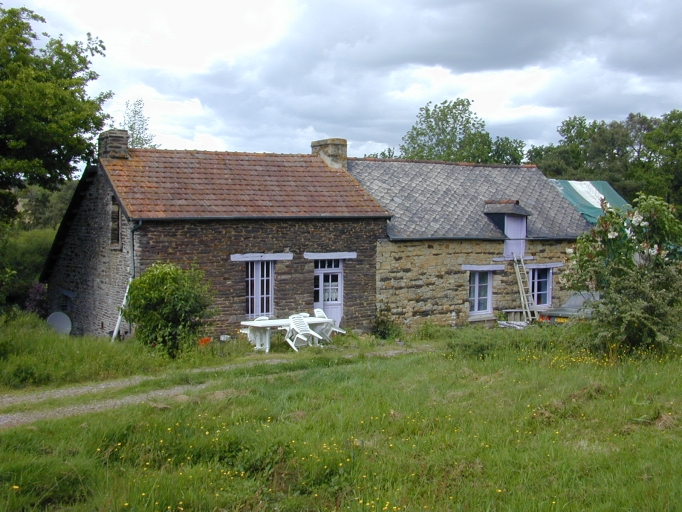 Vue générale sud ; maison à droite sur l'image ; Vue générale sud ; le logis actuel est à gauche sur l'image