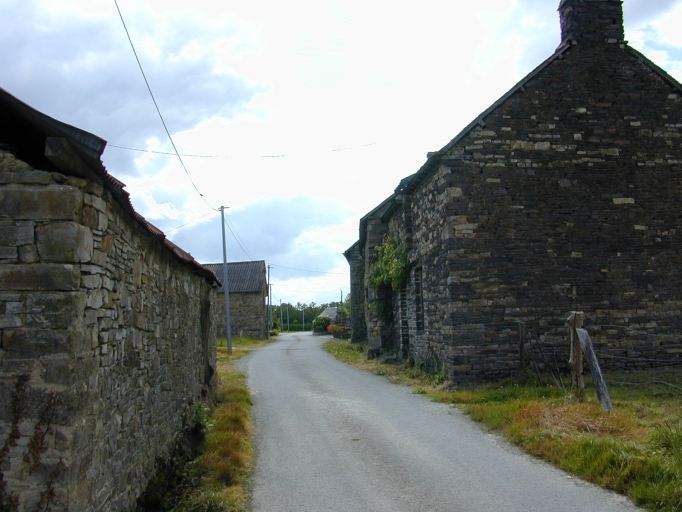 Vue générale est ; Le Baud, village-rue