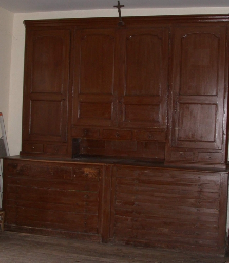 Meubles de sacristie : chasublier et 3 armoires de sacristie