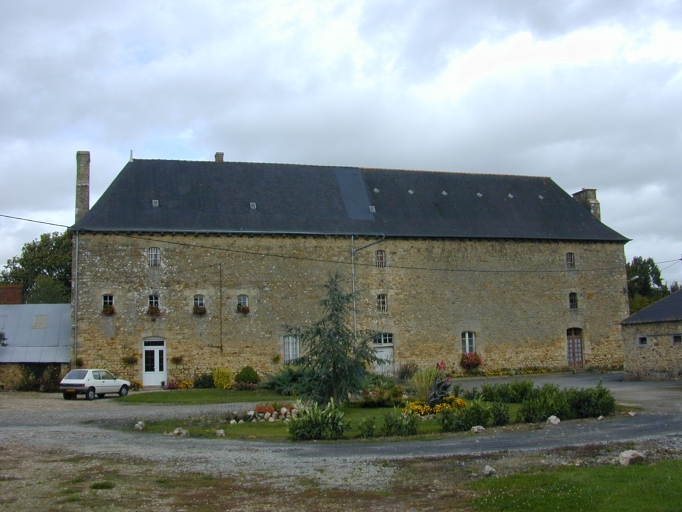 Les anciens greniers datés 1739, vue générale sud ; La Roberie : les anciens greniers datés 1739