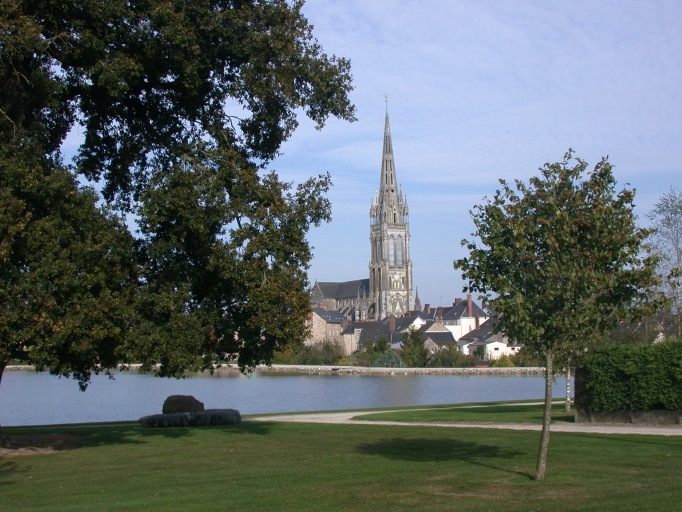 L' église prise depuis la base de loisirs