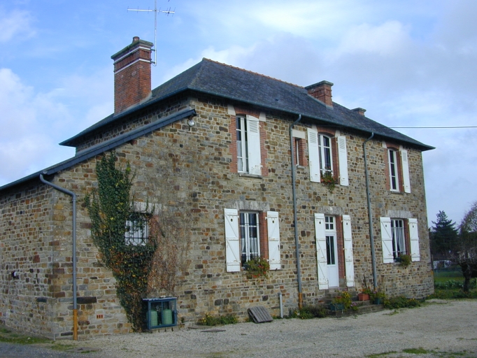Façade postérieure : vue générale sud-ouest ; Le bourg : le presbytère reconstruit pendant l'Entre deux guerres