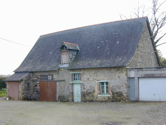 La grange : vue générale nord-ouest ; Vue générale sud-ouest ; Le Presbytère : grange du XVIIe ou XVIIIe siècle