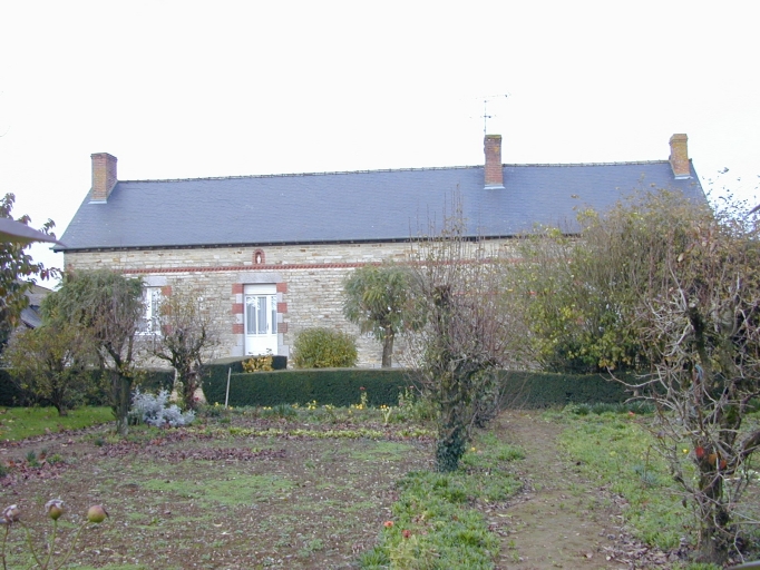 La maison de ferme : vue générale sud ; Le bourg : la ferme de la Motte construite vers 1900