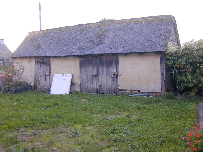 Vue générale nord-est ; Le Mesnil : refuge à porcs du XVIIIe siècle