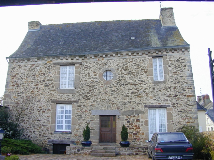 Maison de notable du bourg ; Elévation antérieure : vue générale est ; Le bourg : maison de notable du XVIIe siècle