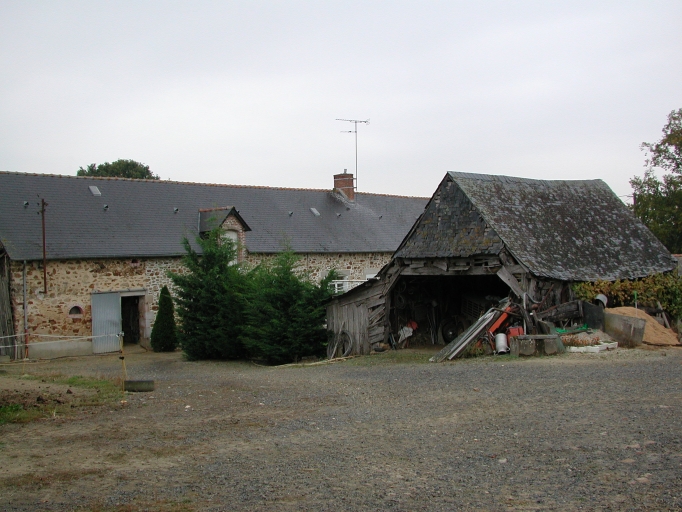 Vue générale sud ouest ; édifice en pans de bois à droite