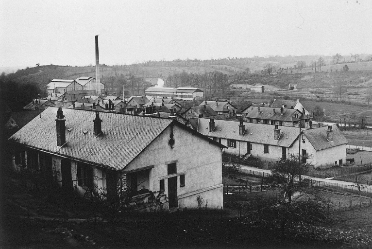 Photographie ancienne. Au premier plan : cité ouvrière Bonne Fontaine ; à l'arrière plan : centrale électrique, atelier de réparation, à Soulvache (44) ; carreau de mine, entrée de la galerie Sainte-Barbe, à Teillay (35).
