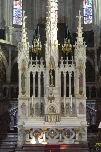 Ensemble du maître-autel : autel, tabernacle, retable, 2 gradins d'autel, 2 degrés d'autel