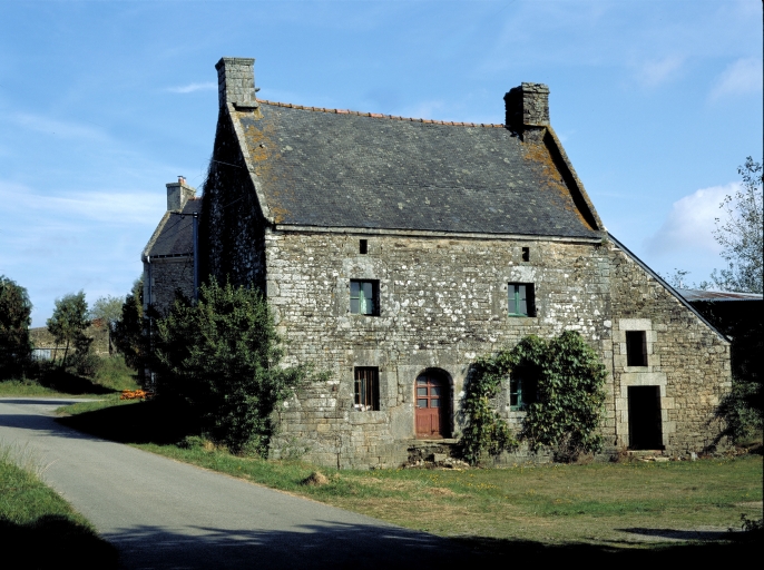 Vue générale sud ; Avelehon, maison de type ternaire