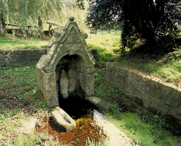 Vue générale ; Fontaine de dévotion Saint-Corentin, vue générale ; Fontaine de dévotion Saint-Corentin, vue générale