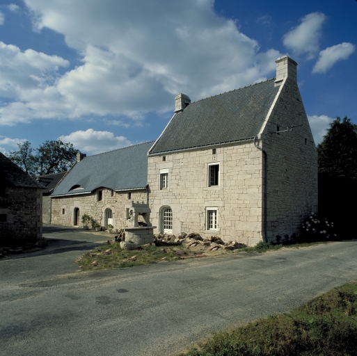 Kergouav, vue générale sud-est de la ferme et de la maison de prêtre ; Vue générale du logis de prêtre et de la ferme en alignement.